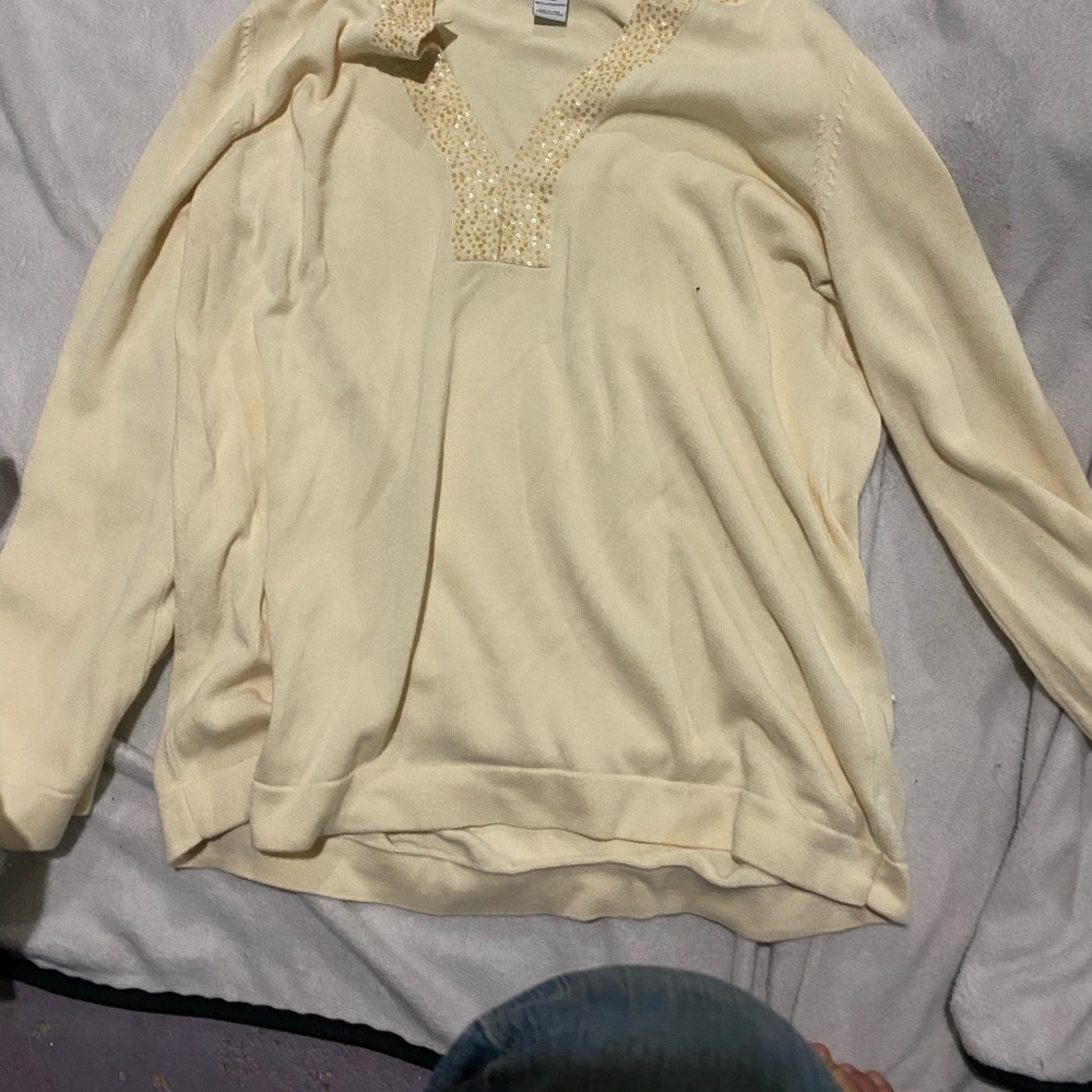 loose sweatshirt